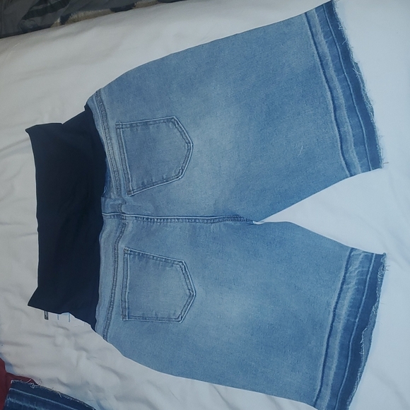 Maternity Bermuda shorts women's size medium - Picture 4 of 4
